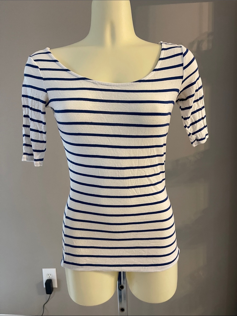 Wet Seal Women’s Navy Stripe Scoop Neck Top  EUC